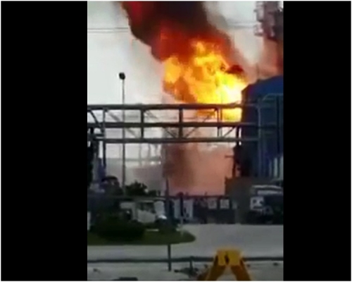 火勢猛烈，濃煙升到半空。網圖