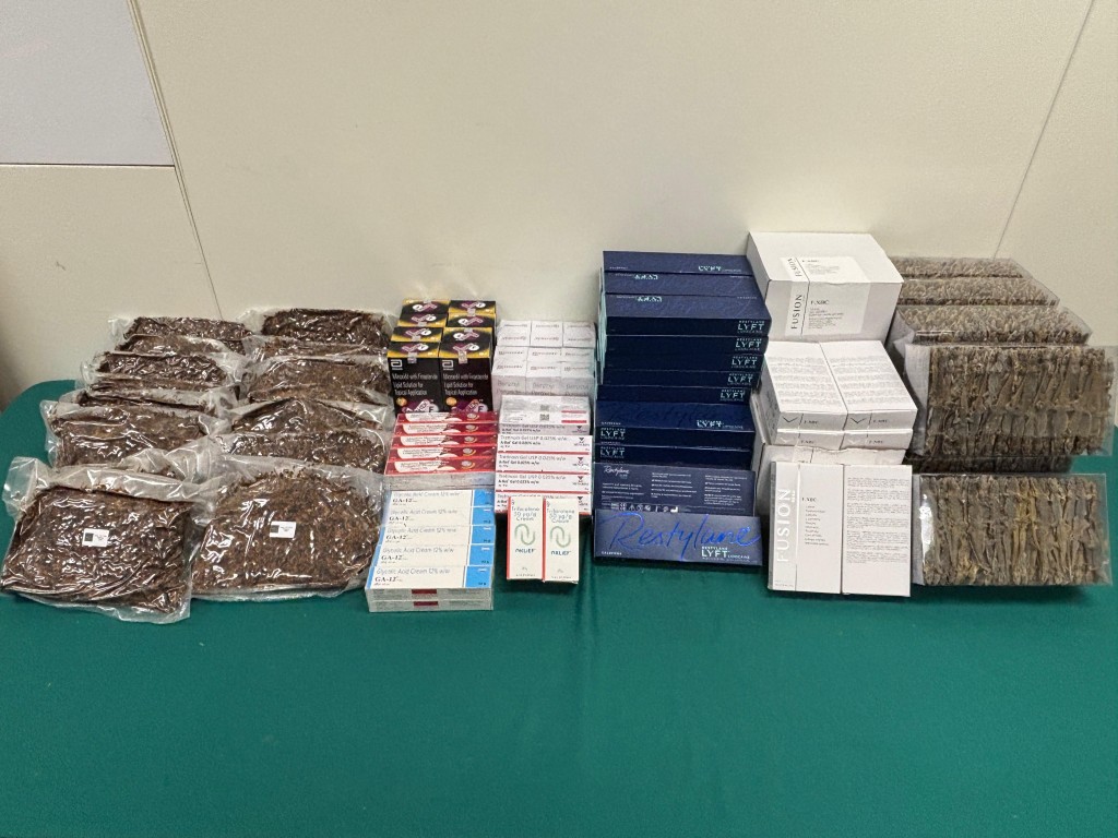 部分檢獲的懷疑走私貨物。 部分檢獲的懷疑走私貨物。