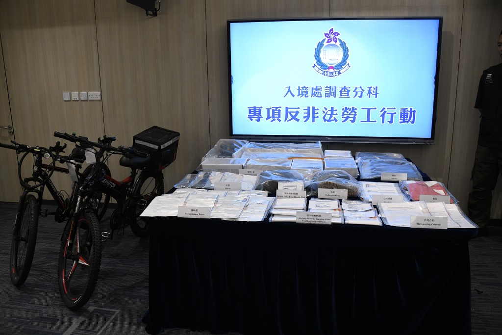 入境處展示有關證物。楊偉亨攝