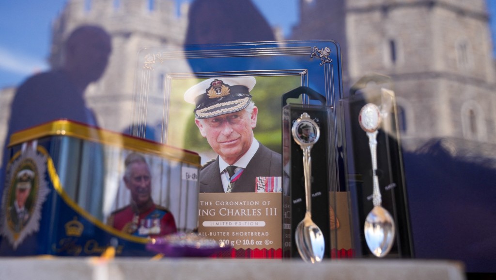 英王查理斯三世登基紀念品包括銀匙等。 路透社