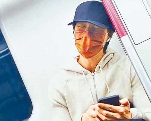 ■胡鴻鈞在地鐵高歌並被人拍片擺上網。