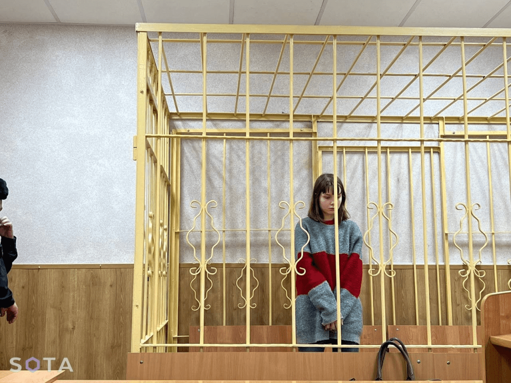 克里夫佐娃被軟禁在她母親的公寓裡。