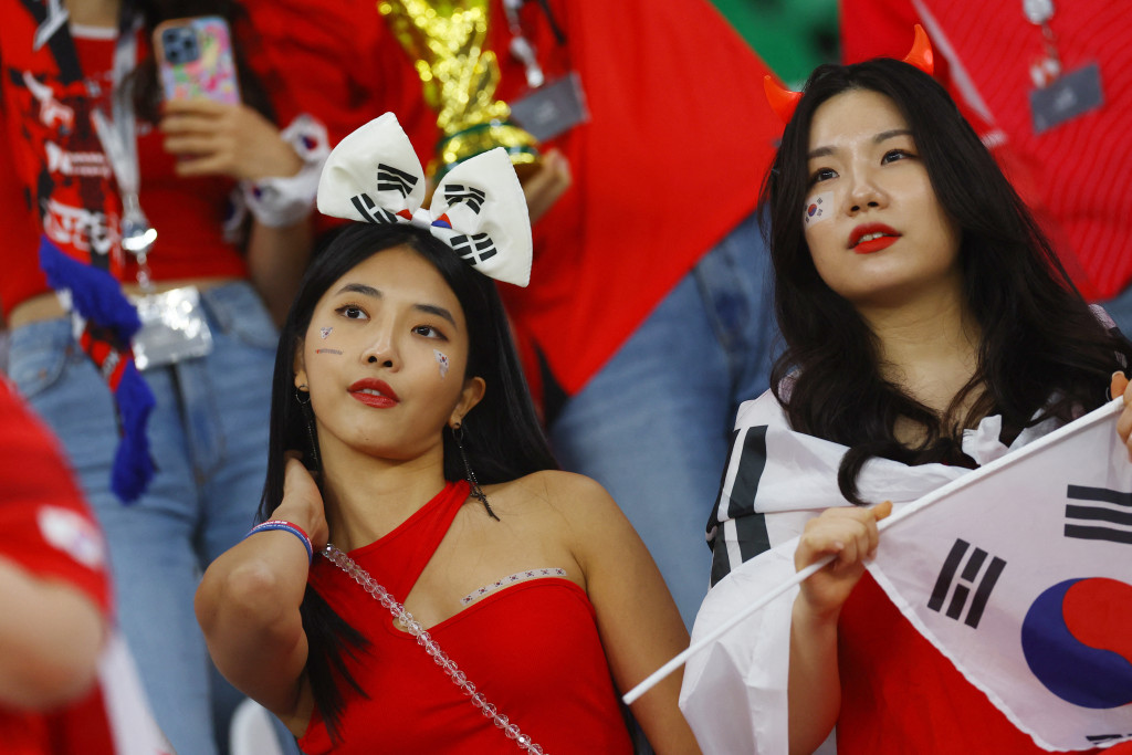 南韓球迷一早入場準備支持愛隊。REUTERS