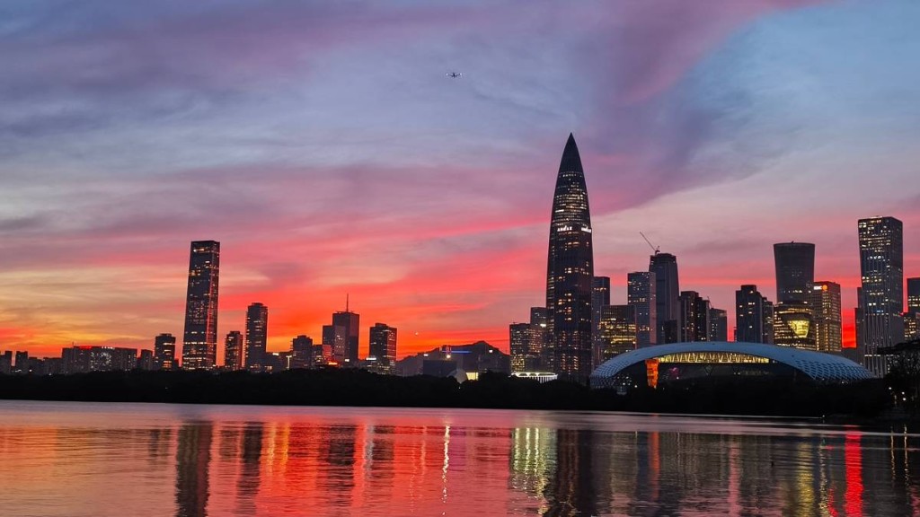 深圳晚上出現火燒雲現象，金紅雲彩彩漫天。第一現場