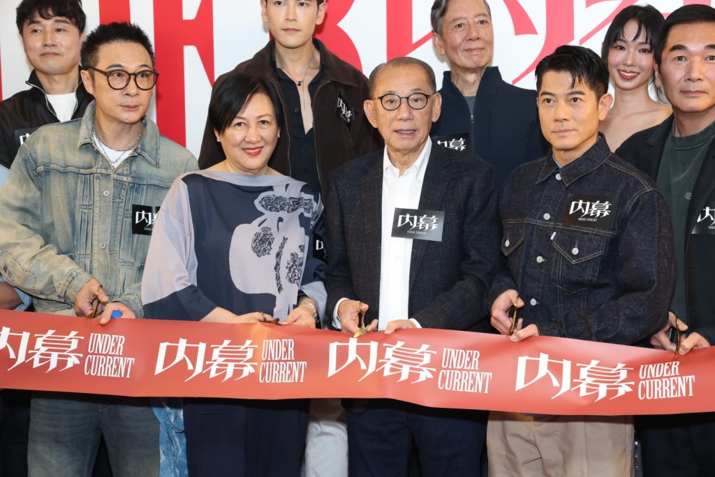 英皇集團主席楊受成博士與太太陸小曼到場,率領一眾演員剪綵。 英皇集團主席楊受成博士與太太陸小曼到場,率領一眾演員剪綵。