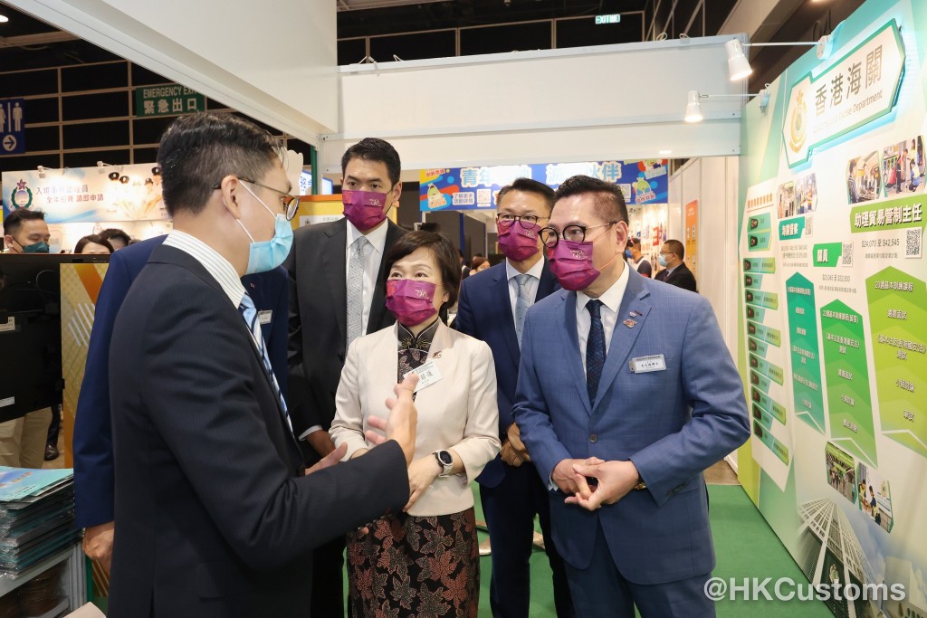 教育局局長蔡若蓮亦有到海關在展覽內擺設的攤位。海關fb圖片