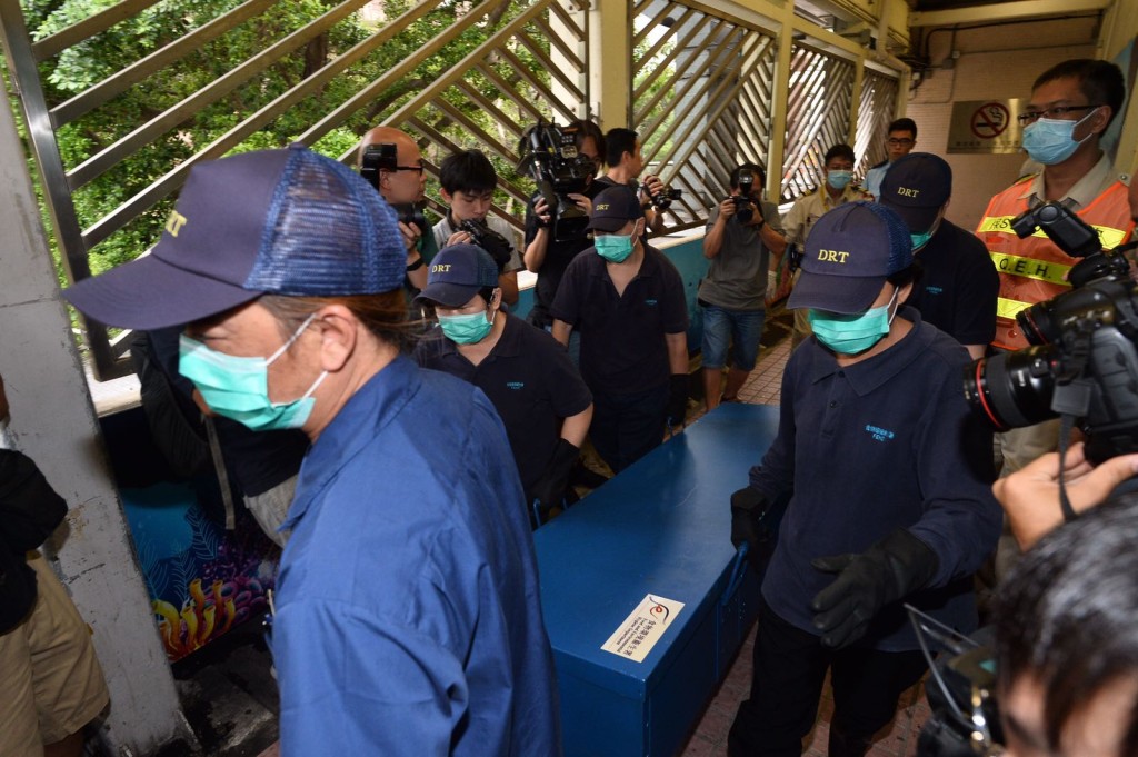 潘匡仁的遺體由件工移到殮房。