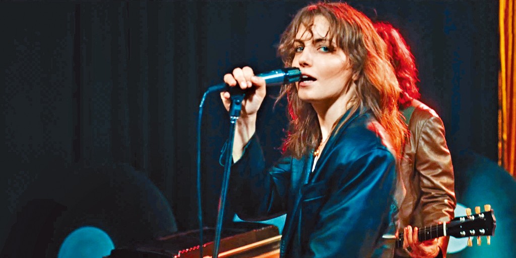 Gianna（Letizia Toni飾）初入行做歌手形象好普通，越多fans就越靚。