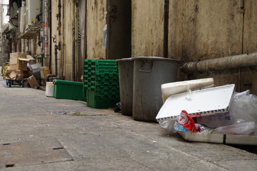 可惜一街之隔的南京街后巷，仍摆放不少杂物及被弃置的垃圾。陈俊豪摄