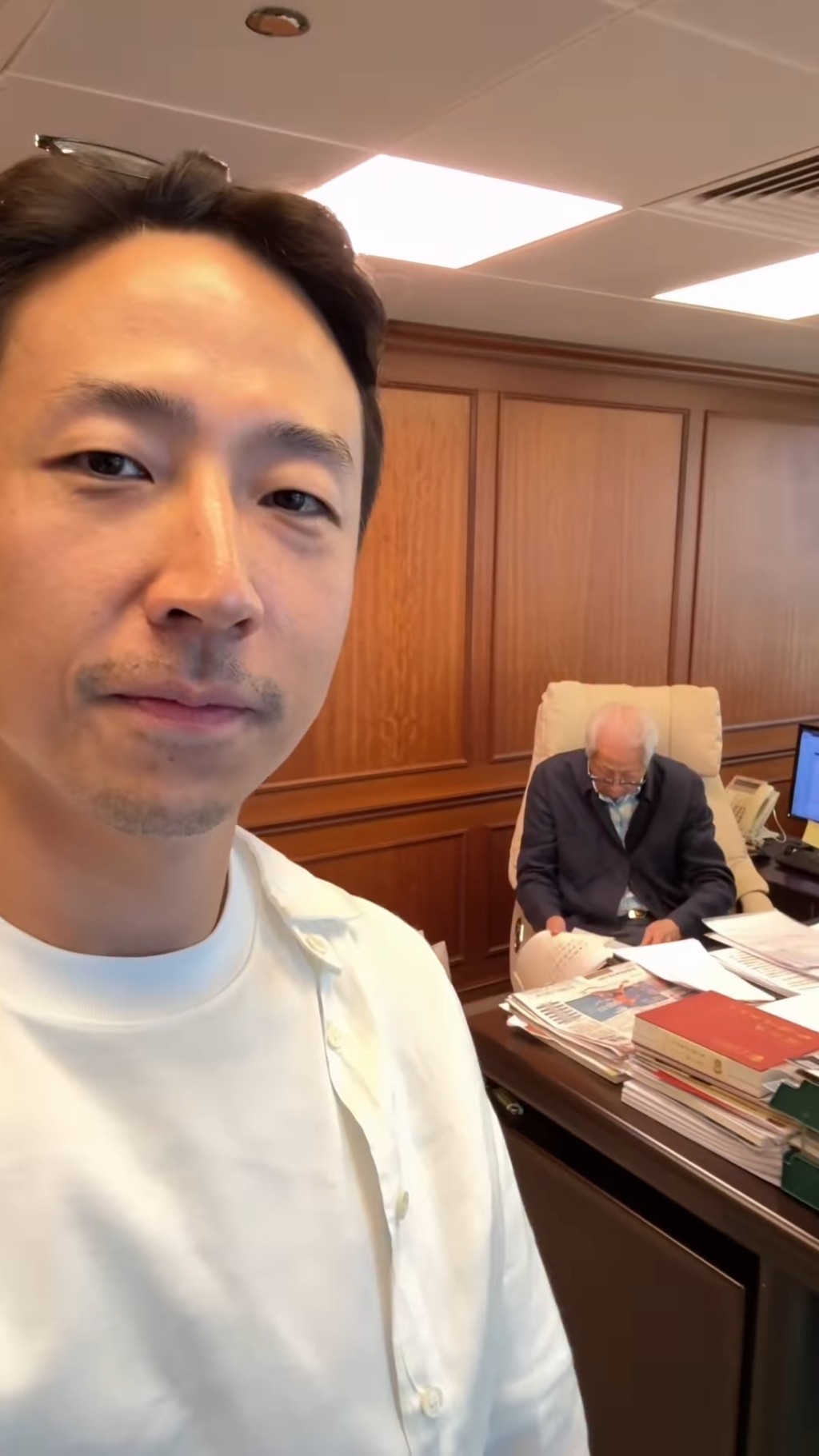 施伯雄曾在社交網公開一段影片，表示：「爺爺看到施伯雄沒表情！」