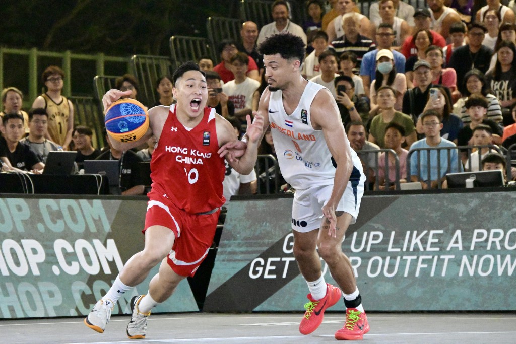   FIBA 3x3 篮球巴黎奥运资格赛，港男队挑战荷兰，杨睿骐进攻。 苏正谦摄