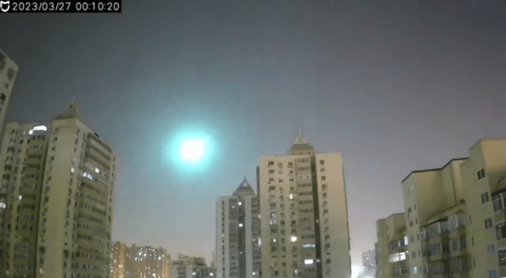 在北京，有网民拍下火流星爆发闪光一刻。