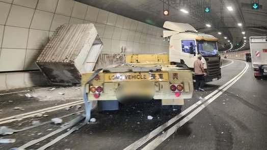 拖頭自炒撞管道牆壁，車上預製組件墮地。網上圖片