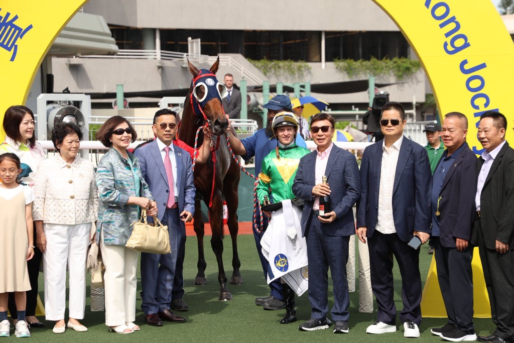 蘇啟聲 (右四) 目前個人名下擁有四駒,「天天耍樂」、「天天同樂」、「天天更好」及「共同享樂」均由羅富全訓練。 蘇啟聲 (右四) 目前個人名下擁有四駒,「天天耍樂」、「天天同樂」、「天天更好」及「共同享樂」均由羅富全訓練。