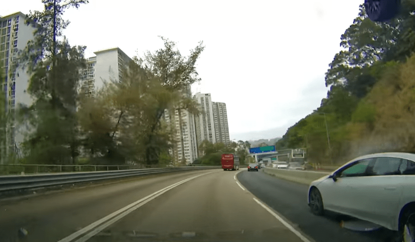 車胎凌空飛起消失於影片中。fb車cam L（香港群組）Ste De