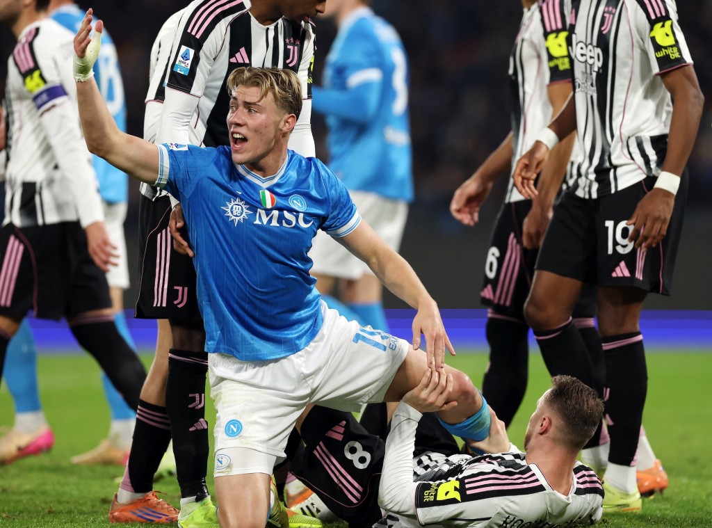 拿玻里升上榜首。路透社