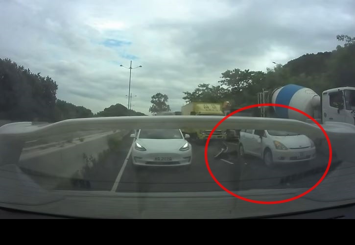 私家車車尾損毀。fb車cam L（香港群組）Raymond Kwong影片截圖