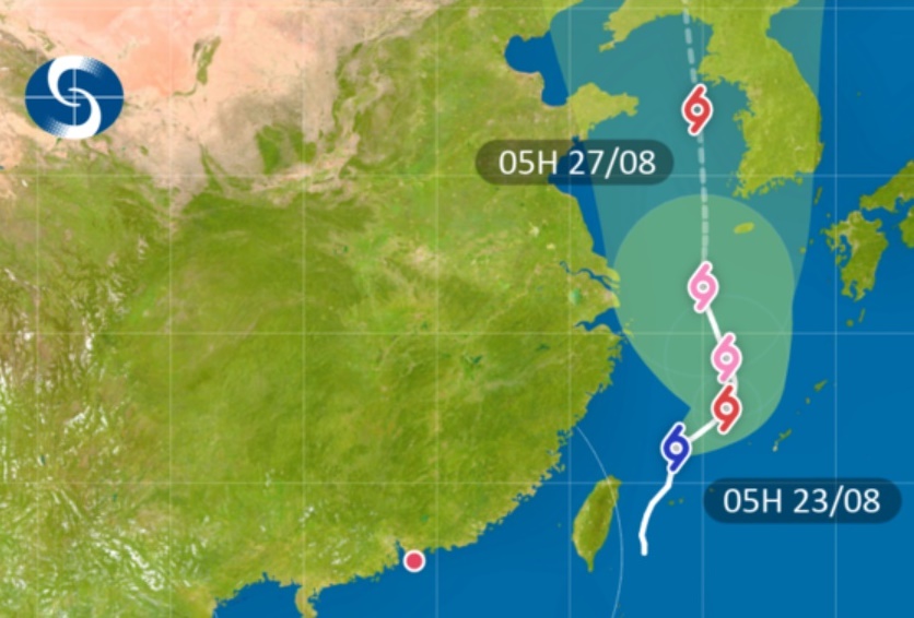 「巴威」集結在沖繩島以西約370公里,預料向東北移動。天文台截圖