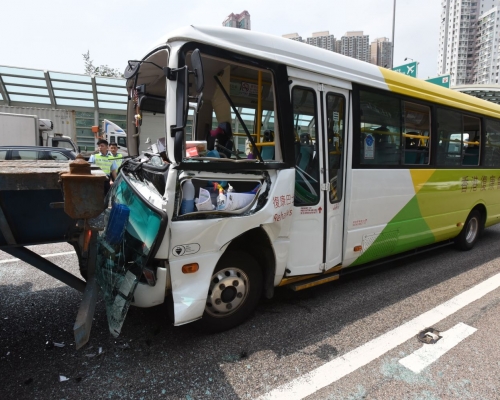 復康小巴車頭損毀嚴重。