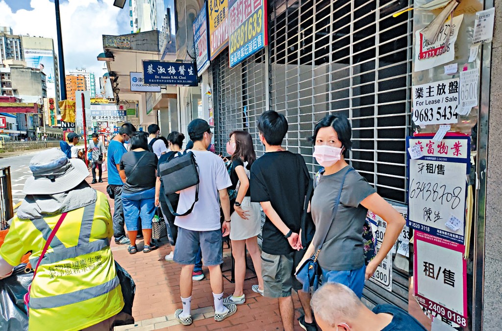 涉嫌向病人開出俗稱「免針紙」的診所，日前門外有不少人排隊求診。 