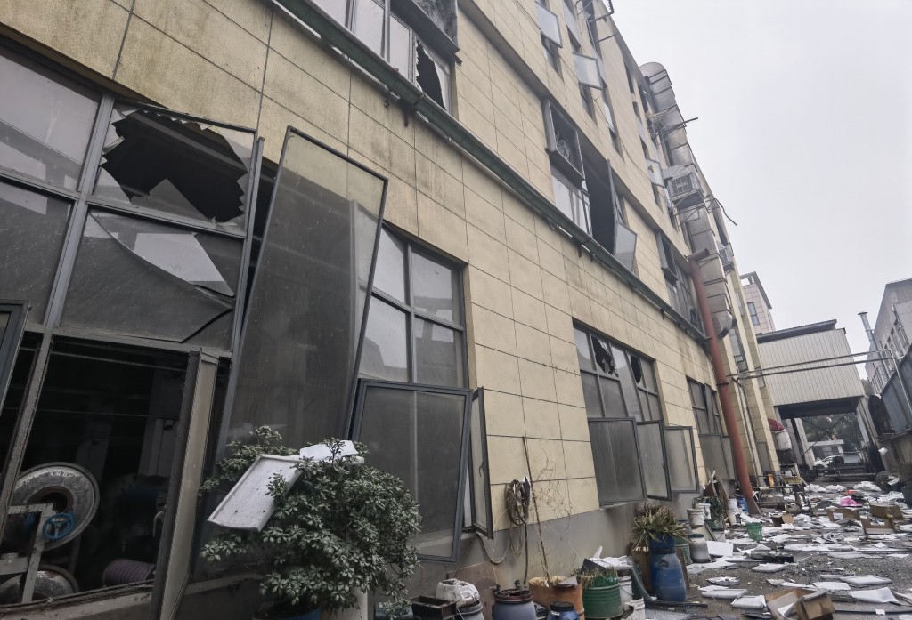 江苏常州一工厂厂房发生粉尘爆炸，现场一片狼藉。