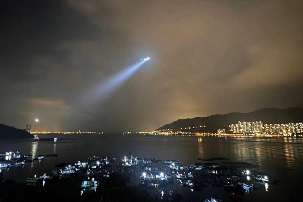 警方針對屋苑的山坡、密林及水路等高風險地點進行高調巡邏及搜查。 警方針對屋苑的山坡、密林及水路等高風險地點進行高調巡邏及搜查。