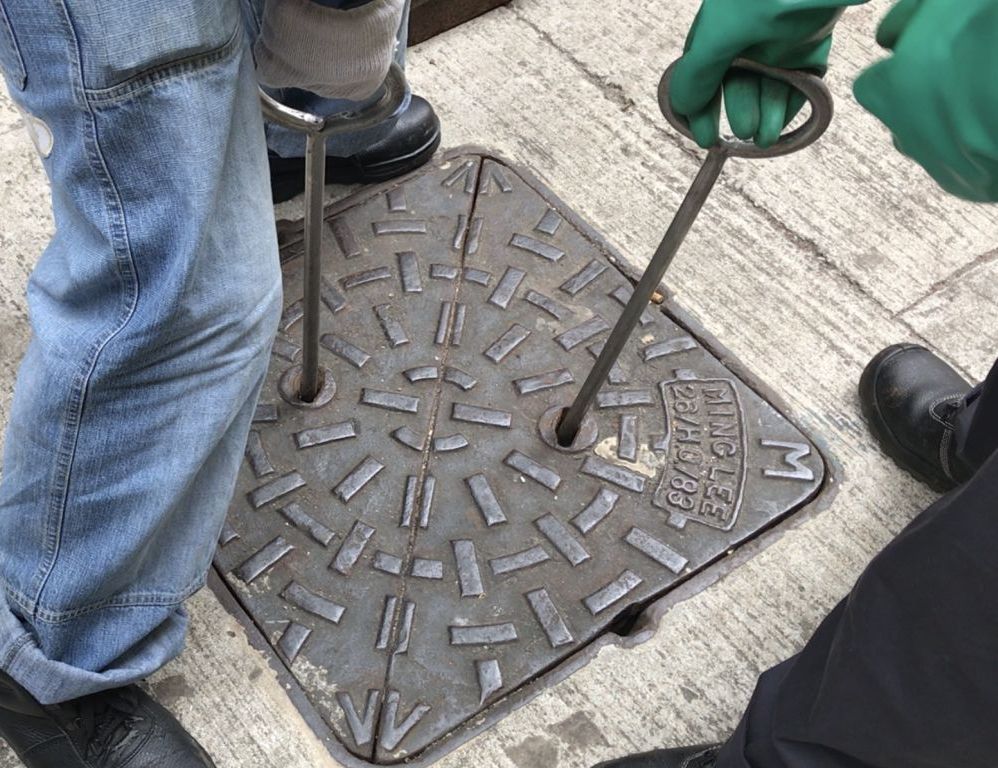 渠蓋上兩個像眼睛的圓形夾縫,是方便工人以特別工具拉起渠蓋。網誌圖片