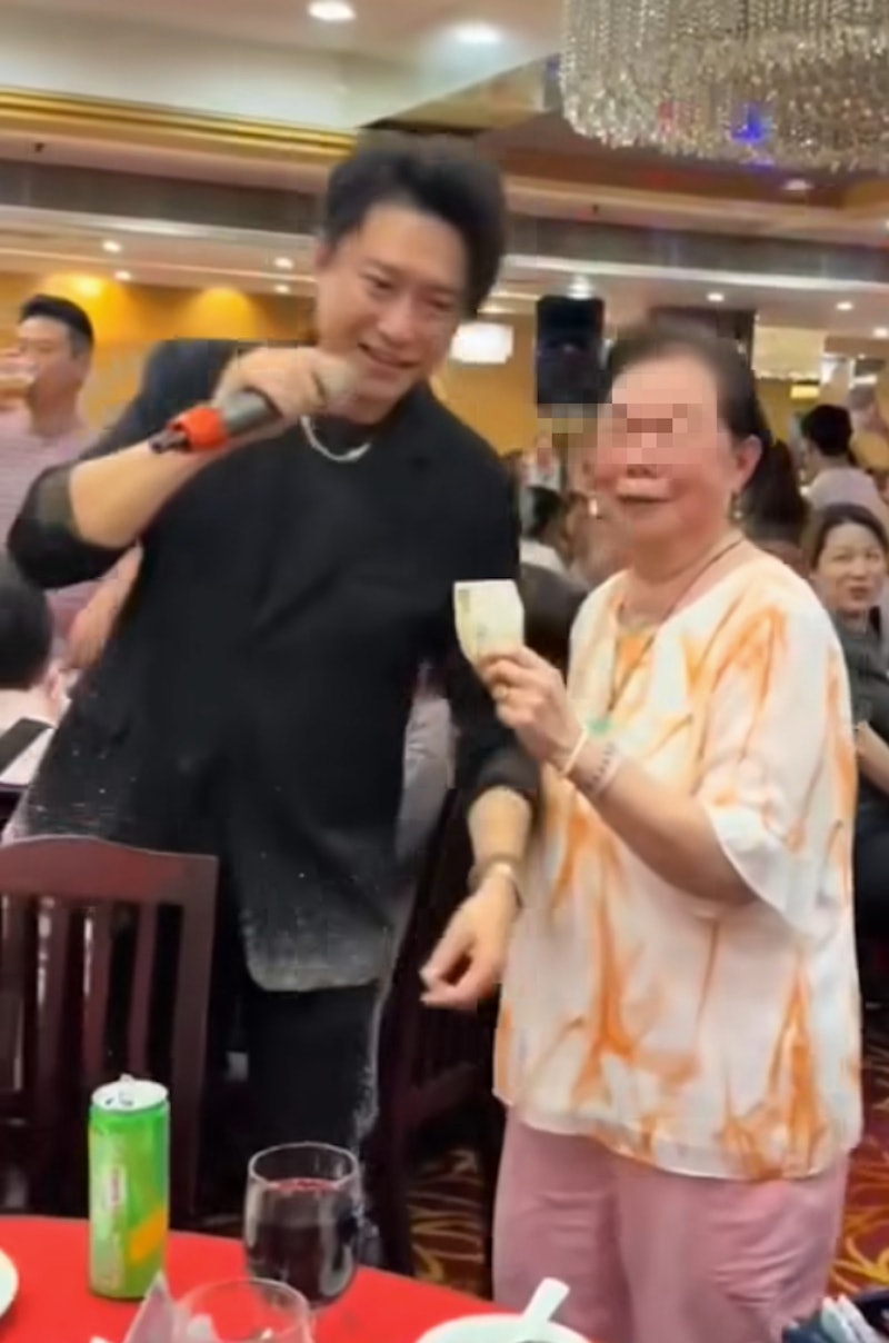 禤振華登台遭婆婆獎賞500元被逼「強吻」。 禤振華登台遭婆婆獎賞500元被逼「強吻」。