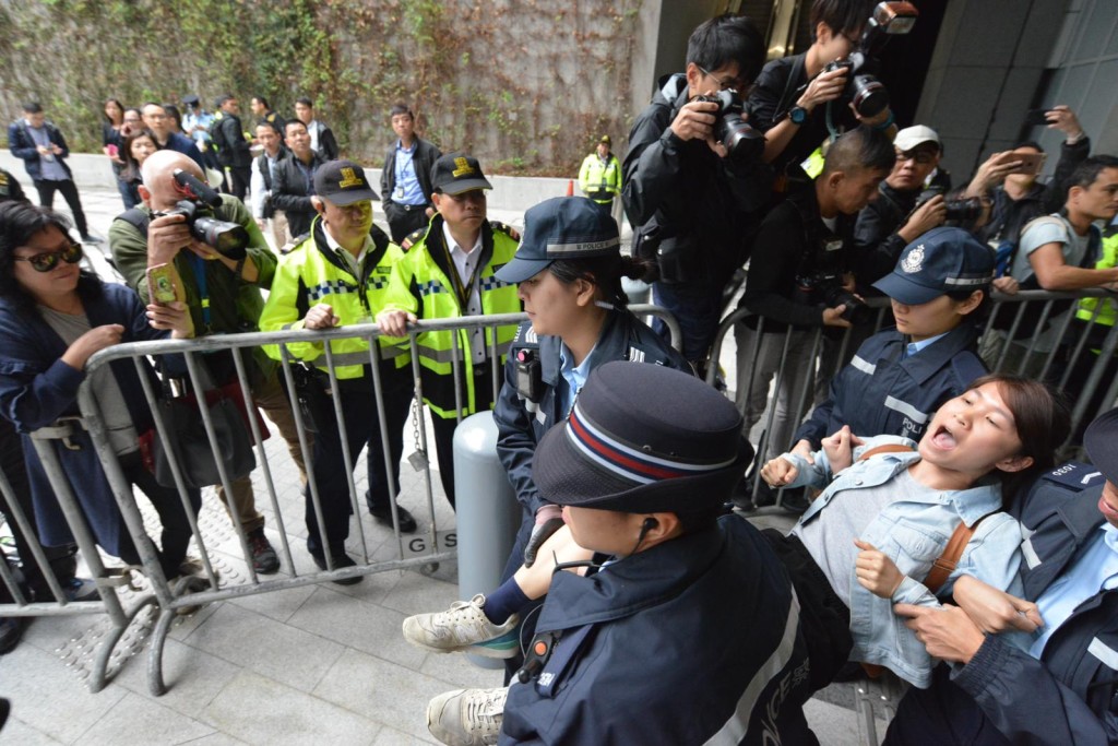 警方採取清場行動。
