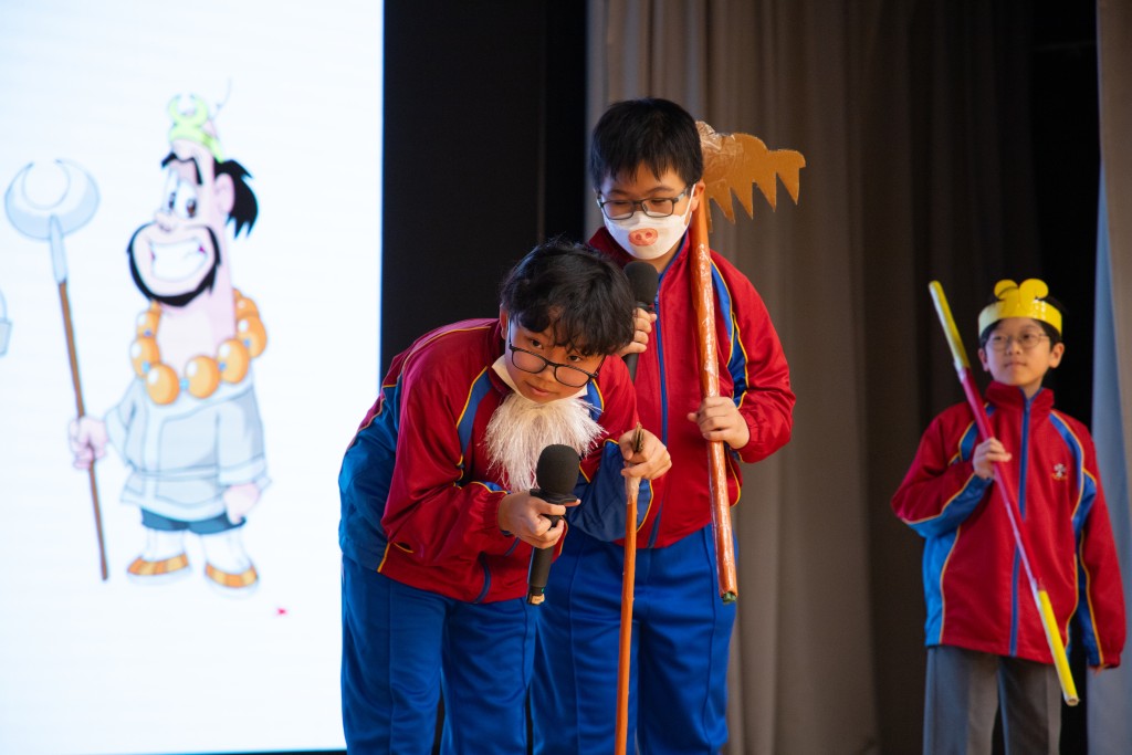 透过角色扮演活动,学生加深对小说名著的赏析。(图片来源:受访学校提供) 透过角色扮演活动,学生加深对小说名著的赏析。(图片来源:受访学校提供)