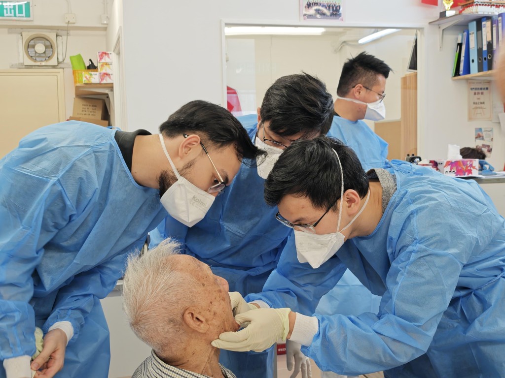 政府表示,目前已有超過80名私營牙醫參與,涵蓋106個服務點。 政府表示,目前已有超過80名私營牙醫參與,涵蓋106個服務點。