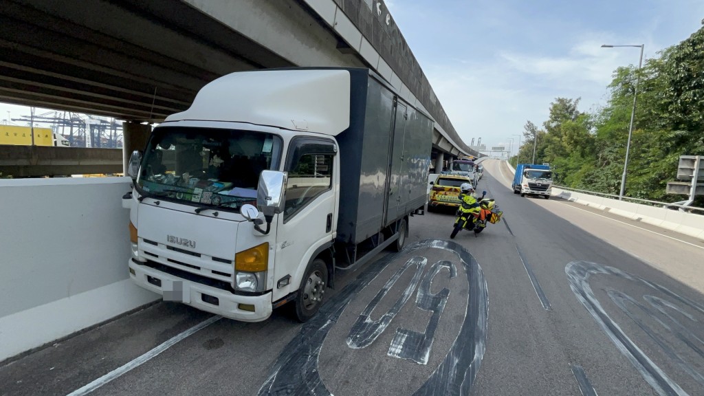 司機懷疑駕駛期間暈倒，導致貨車在無人駕駛下撞壆。