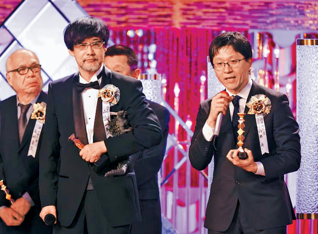 《哥斯拉-1.0》導演山崎貴和製片臼井央上台領取最佳電影時，相當感動。