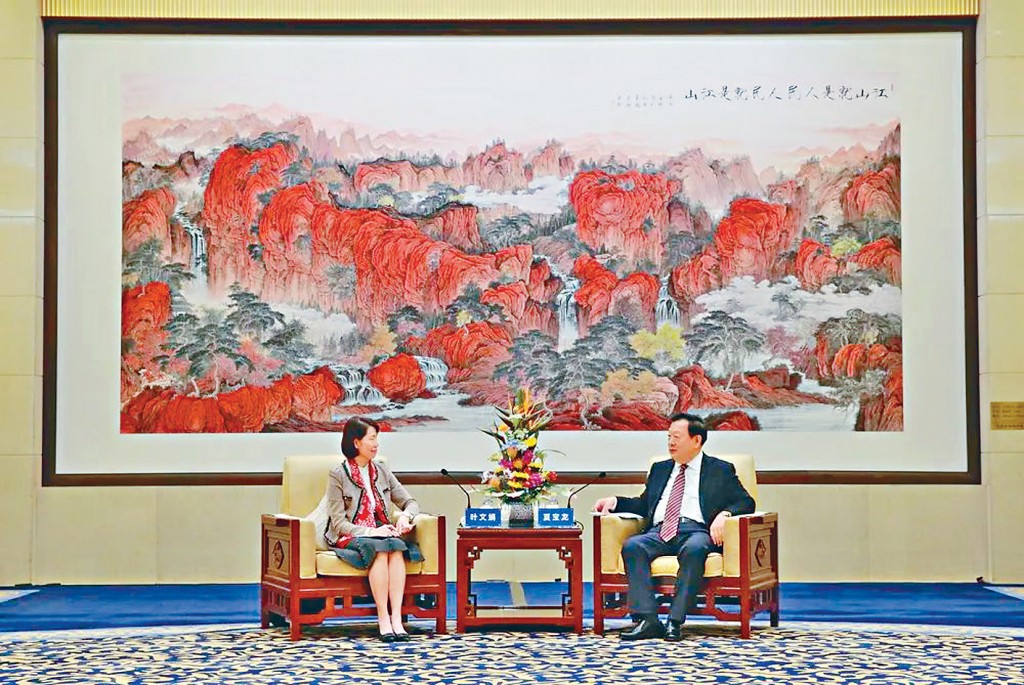 葉文娟向夏寶龍匯報研修班的目標和團員的學習成果。