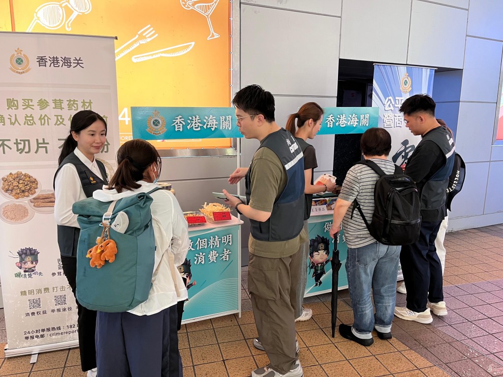 海關人員在銅鑼灣宣傳教育。 海關人員在銅鑼灣宣傳教育。