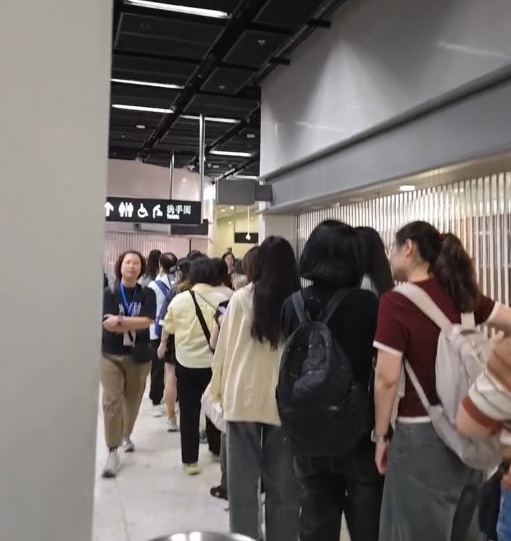 男女洗水間同樣大排長龍。Thread相片