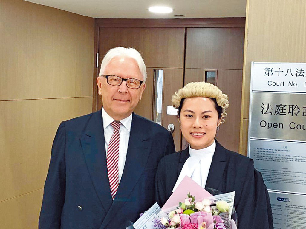 林穎茜(右)於二〇〇四至二〇〇八年,擔任時任刑事檢控專員江樂士(左)的私人助理。