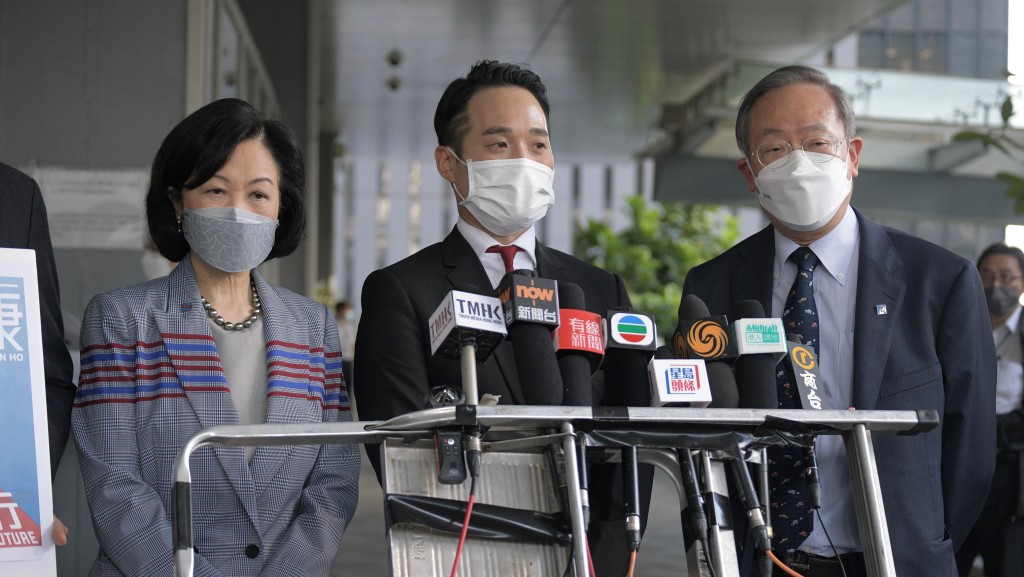 新民黨中委何敬康（中）參選選委界補選。（陳浩元攝）