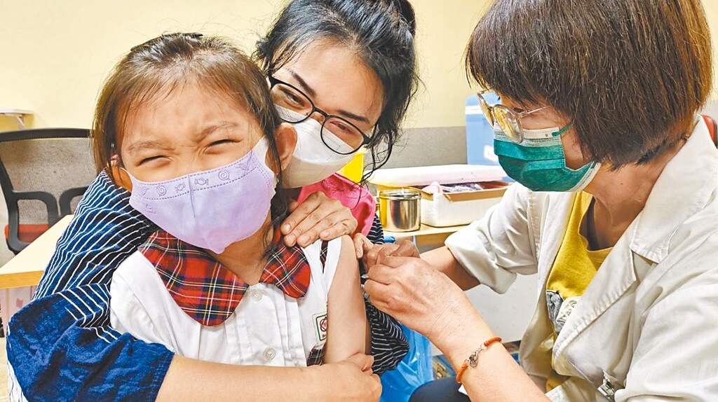 台灣小學生注射流感疫苗。 中時新聞網