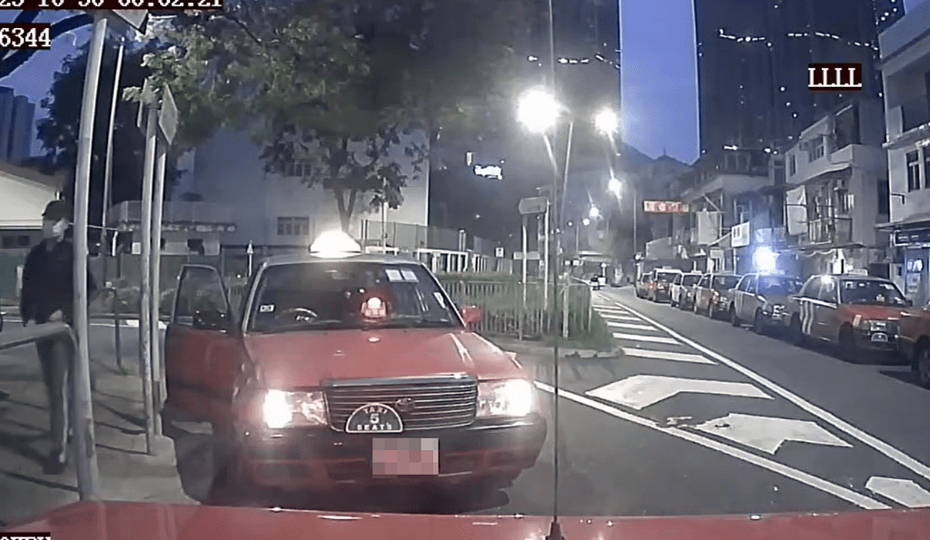 一名戴鴨舌帽之的士司機落車。fb：馬路的事討論區