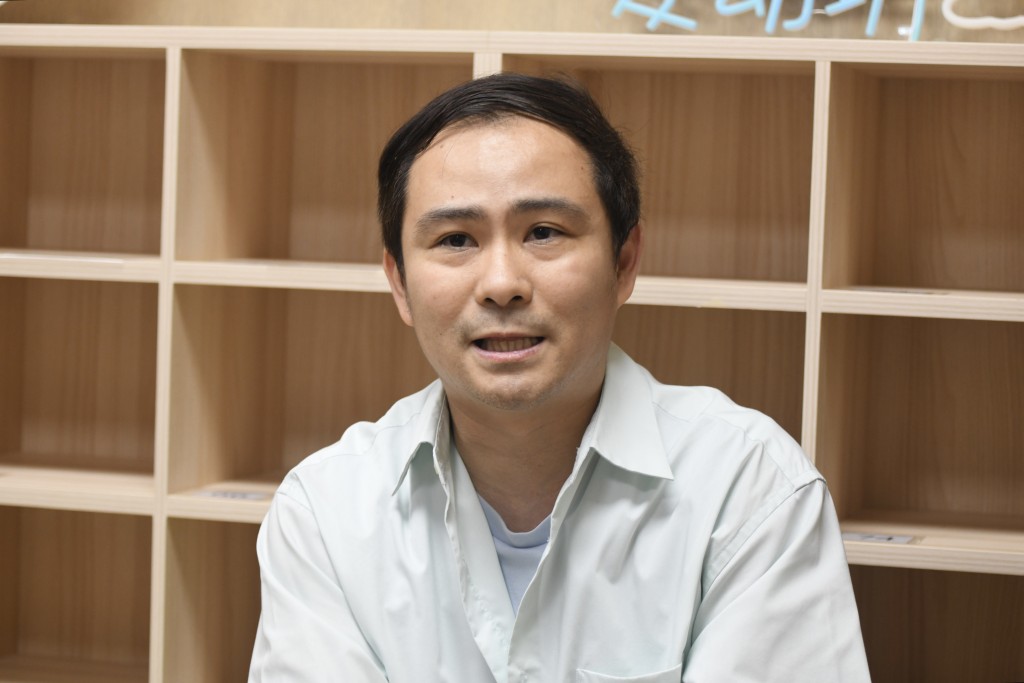 康浩禎指出,照顧0至2歲及2至3歲幼兒的人手比例分別為1:6及1:11,少於國家衞生健康委員會發布的人手比例標準。 康浩禎指出,照顧0至2歲及2至3歲幼兒的人手比例分別為1:6及1:11,少於國家衞生健康委員會發布的人手比例標準。