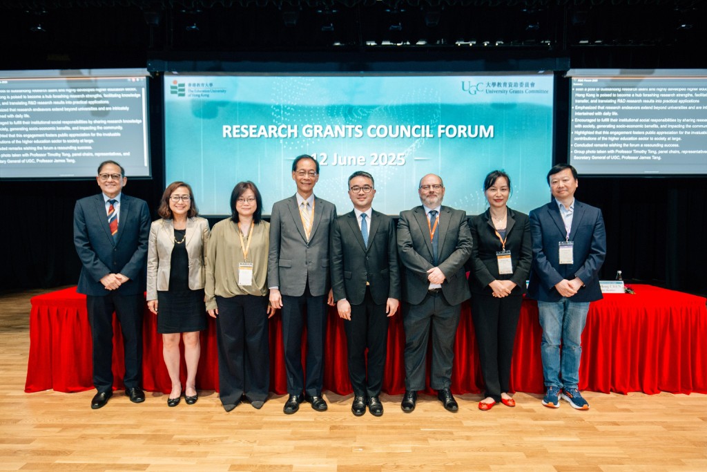施俊輝(右四)、唐偉章(左四)和大學教育資助委員會秘書長鄧特抗(左一)與其他講者合照。政府新聞處圖片 施俊輝(右四)、唐偉章(左四)和大學教育資助委員會秘書長鄧特抗(左一)與其他講者合照。政府新聞處圖片