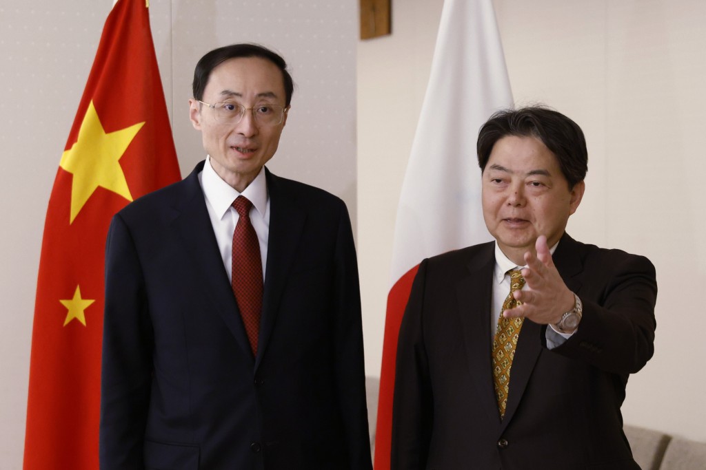 中國外交部副部長孫衛東（左）於 2023 年 2 月 22 日星期三在東京會見日本外相林芳政。AP