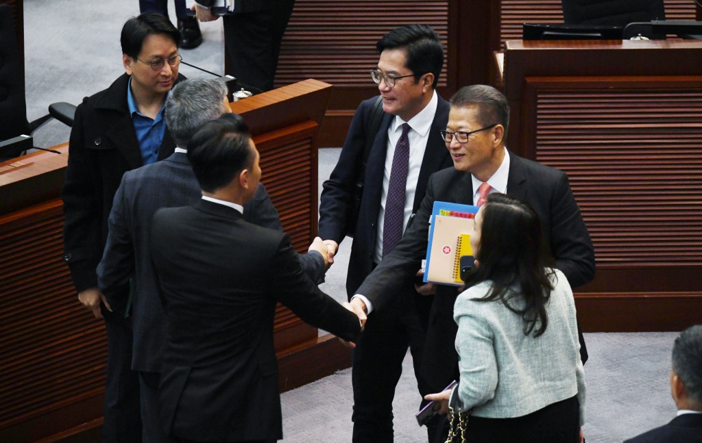 陳茂波表示，政府有現行機制處理和審視是否上調公共服務收費。