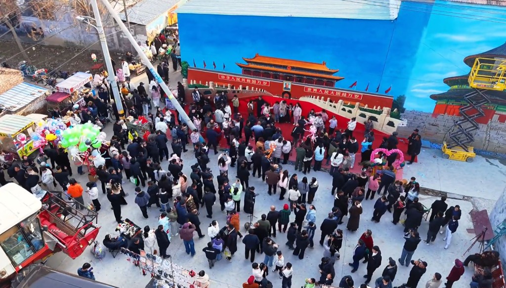 吳承言的巨型牆畫，令小村變網上景點，元旦吸客逾24萬。抖音＠大兵(商丘航拍古城) 