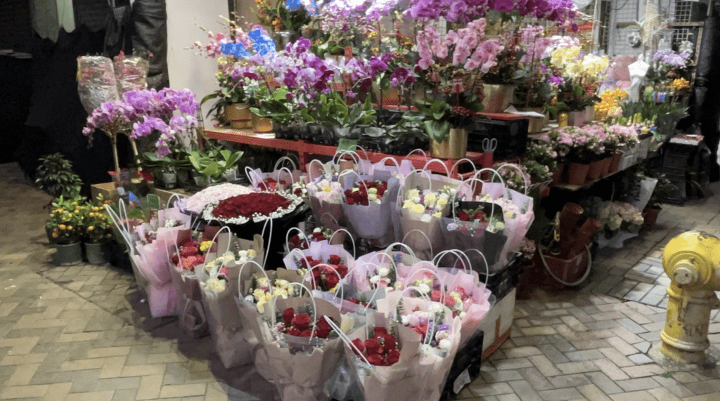 其他花店同樣擺滿花束吸客。蔡楚輝攝