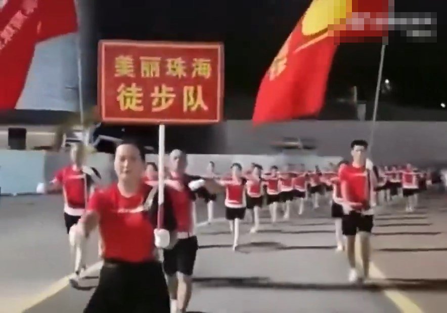 “徒步队”由持旗手带领。微博