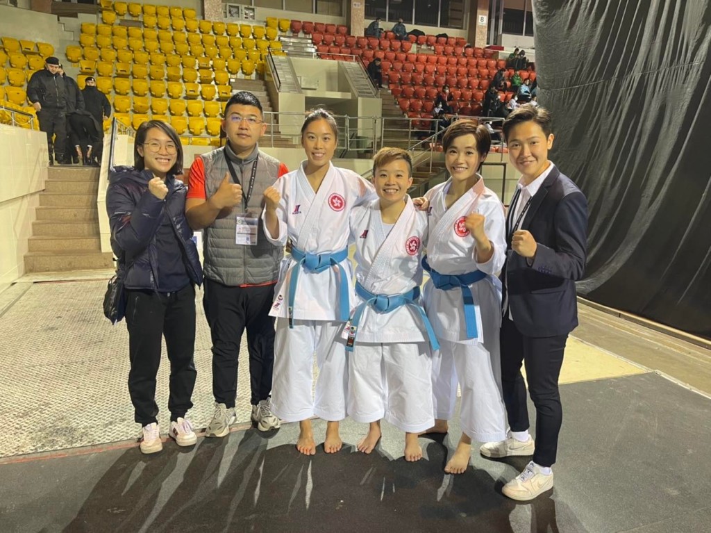 胡樂敏(右三)、王思敏(右二)、馬嘉敏(左三)組成的香港女子隊際形,銅牌戰擊敗柬埔寨添銅。網上圖片