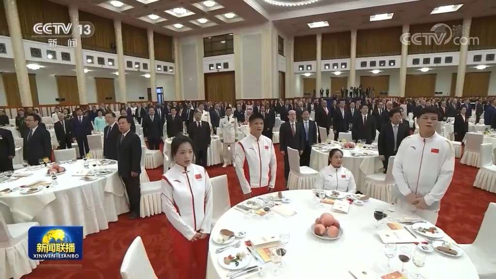 宴會共有500多名黨和國家領導及中外人士出席。央視截圖