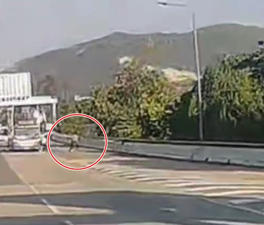 交通警員聞撞車後走向路肩。(影片頻道「沿圖有理」提供)  ​